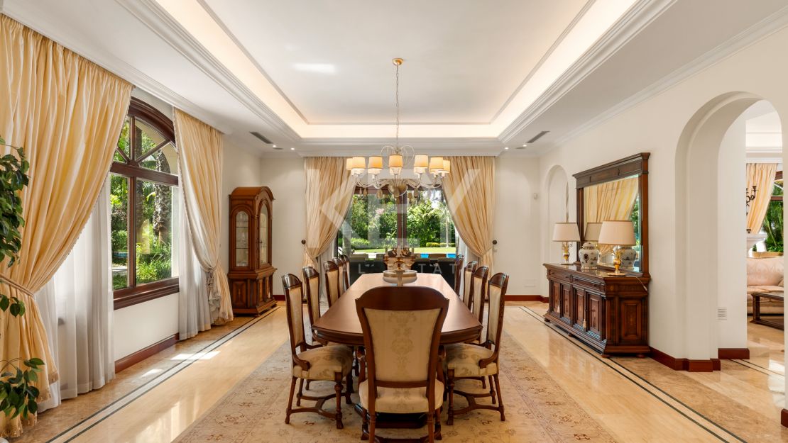 Villa Travertino: lujosa villa junto a la playa en venta en Guadalmina Baja