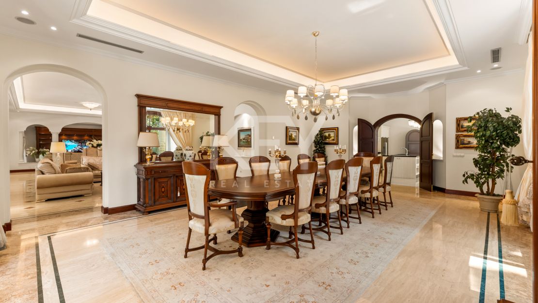 Villa Travertino: lujosa villa junto a la playa en venta en Guadalmina Baja