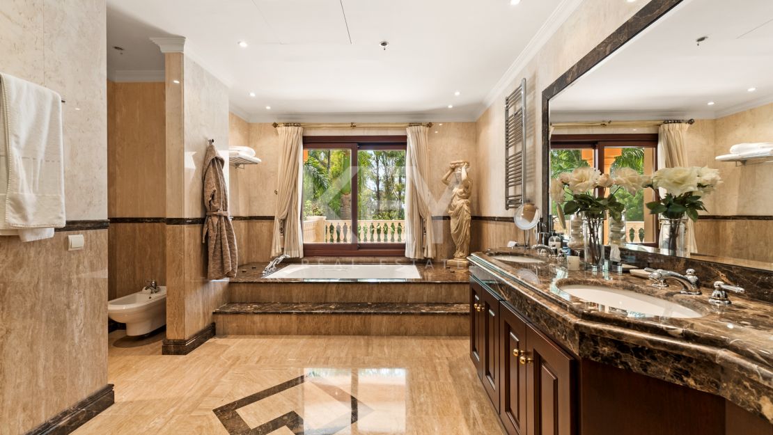 Villa Travertino: lujosa villa junto a la playa en venta en Guadalmina Baja