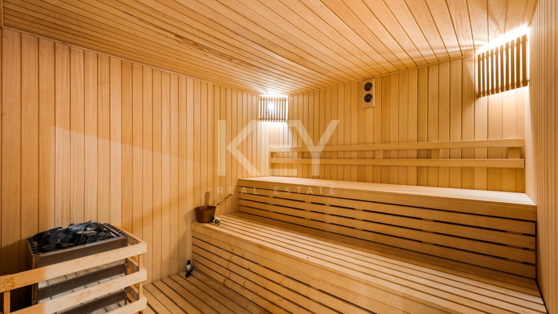 Villa Travertino: lujosa villa junto a la playa en venta en Guadalmina Baja