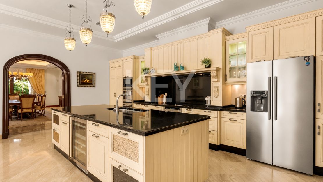 Villa Travertino: lujosa villa junto a la playa en venta en Guadalmina Baja