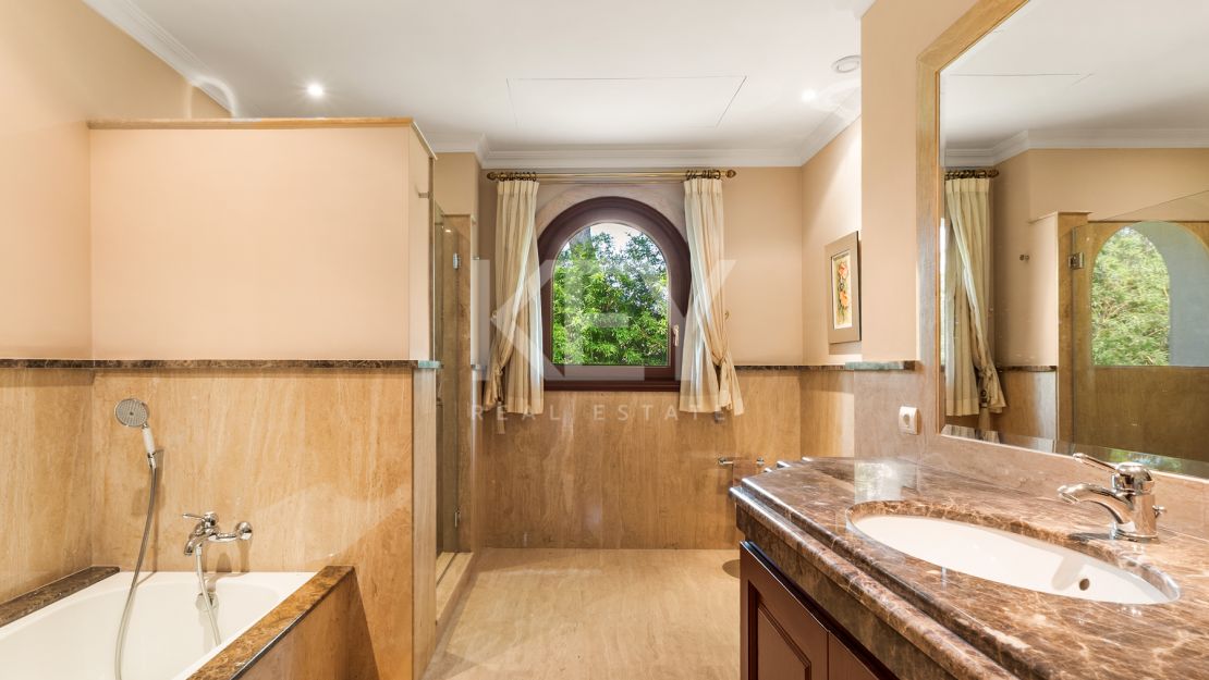 Villa Travertino: lujosa villa junto a la playa en venta en Guadalmina Baja