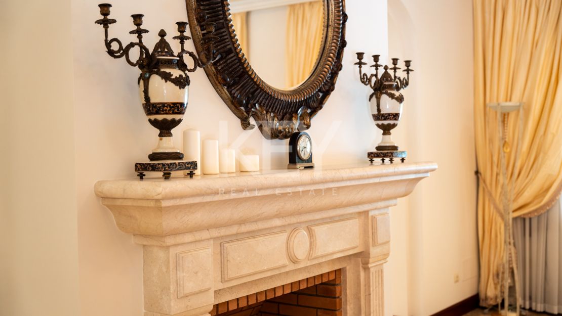 Villa Travertino: lujosa villa junto a la playa en venta en Guadalmina Baja