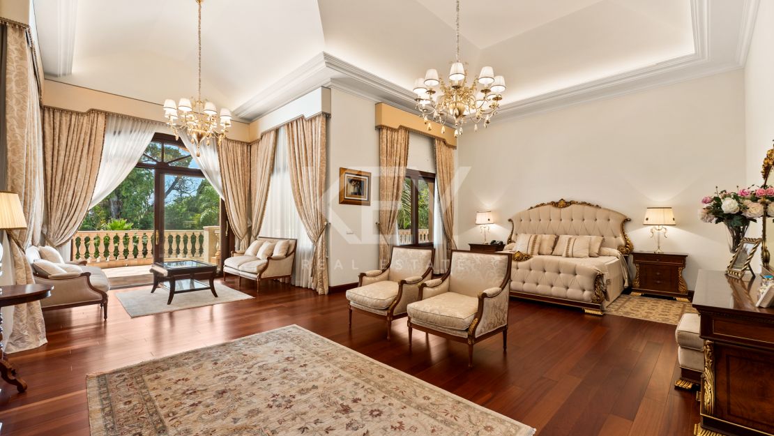 Villa Travertino: lujosa villa junto a la playa en venta en Guadalmina Baja