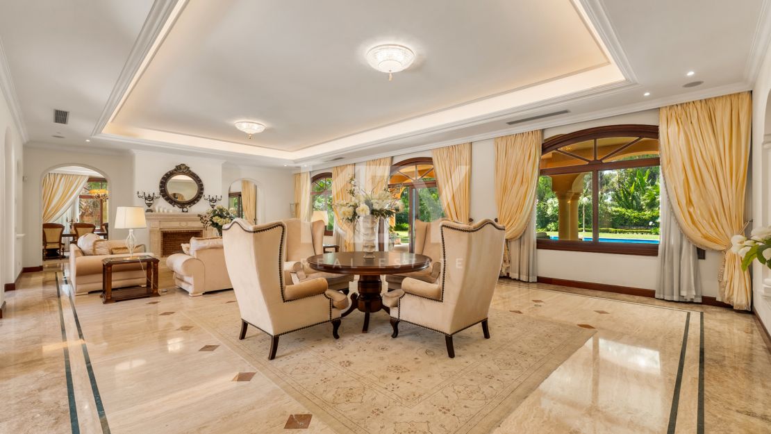 Villa Travertino: lujosa villa junto a la playa en venta en Guadalmina Baja