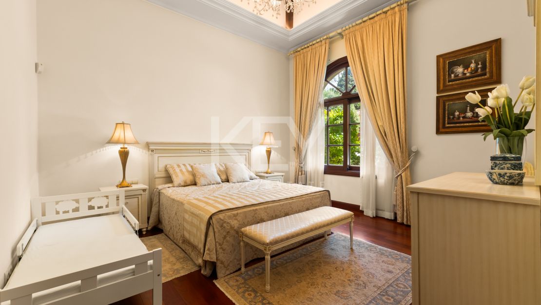 Villa Travertino: lujosa villa junto a la playa en venta en Guadalmina Baja