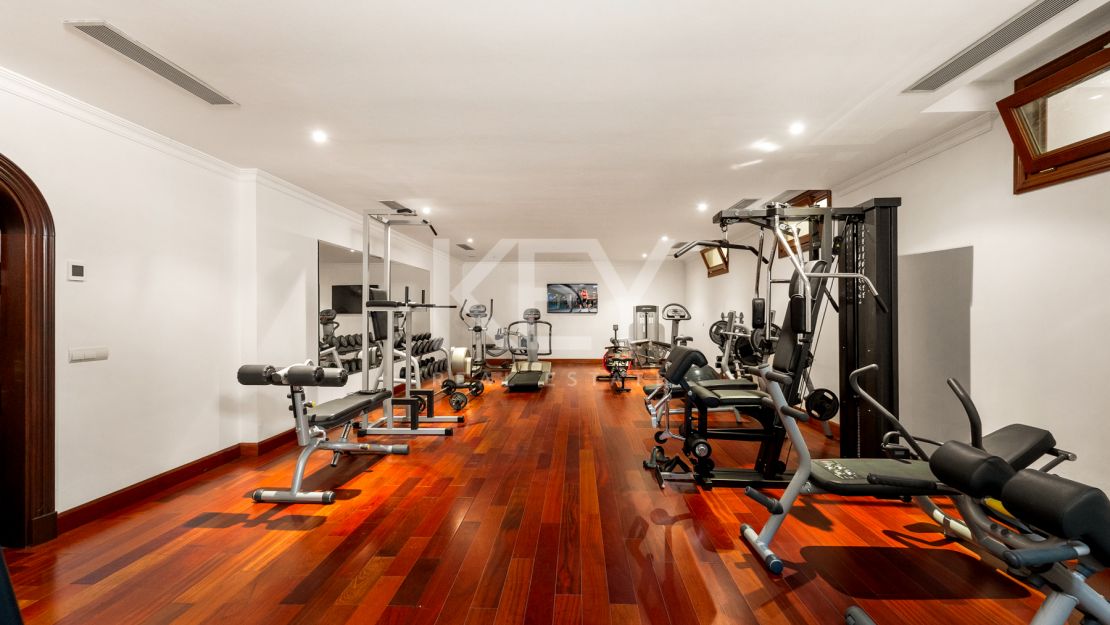 Villa Travertino: lujosa villa junto a la playa en venta en Guadalmina Baja