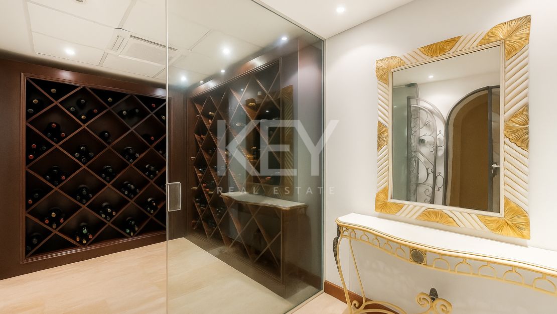 Villa Travertino: lujosa villa junto a la playa en venta en Guadalmina Baja