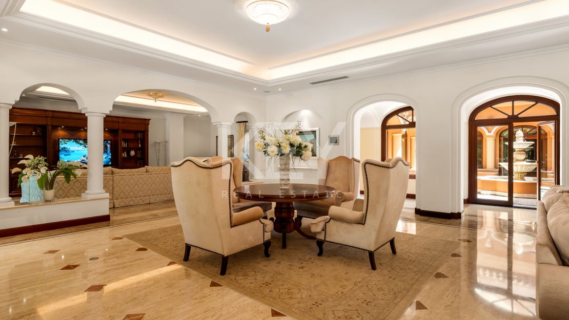 Villa Travertino: lujosa villa junto a la playa en venta en Guadalmina Baja