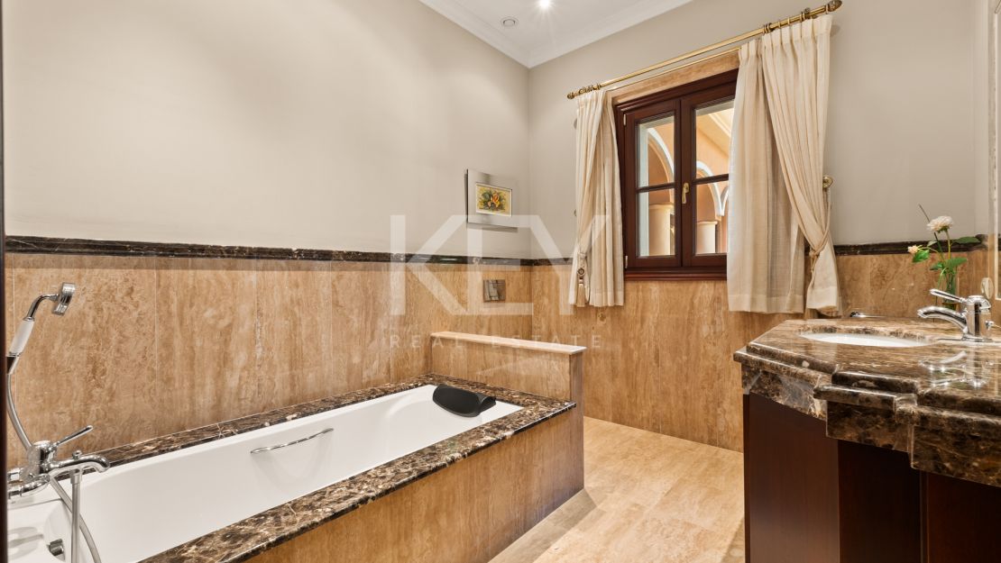 Villa Travertino: lujosa villa junto a la playa en venta en Guadalmina Baja