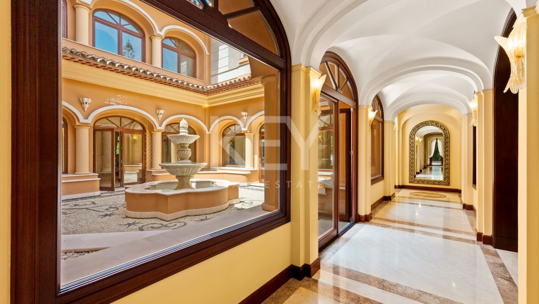 Villa Travertino: lujosa villa junto a la playa en venta en Guadalmina Baja