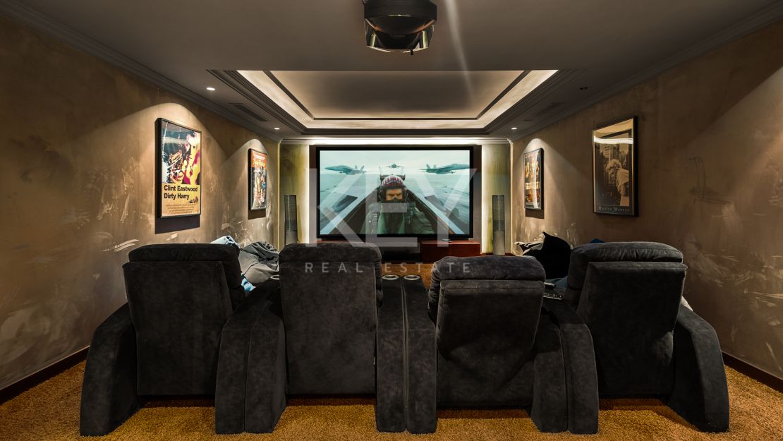 Villa Travertino: lujosa villa junto a la playa en venta en Guadalmina Baja