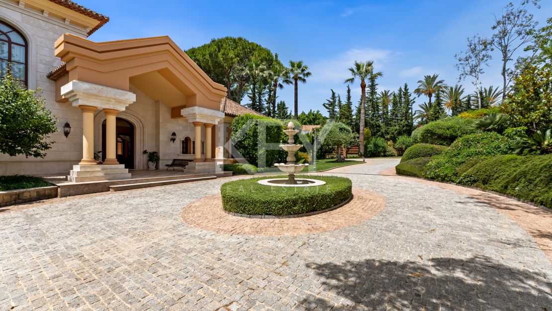 Villa Travertino: lujosa villa junto a la playa en venta en Guadalmina Baja