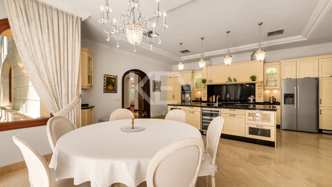 Villa Travertino: lujosa villa junto a la playa en venta en Guadalmina Baja