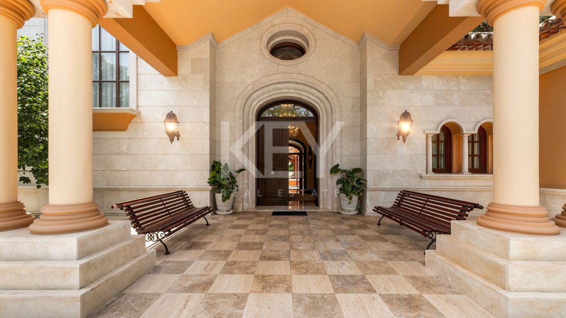 Villa Travertino: lujosa villa junto a la playa en venta en Guadalmina Baja