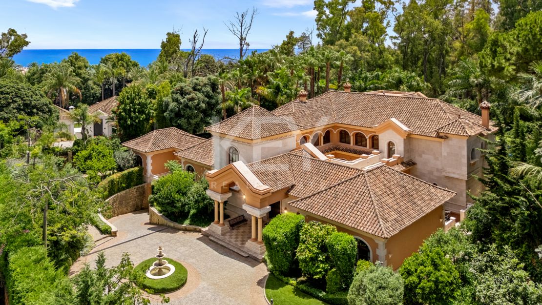 Villa Travertino: lujosa villa junto a la playa en venta en Guadalmina Baja