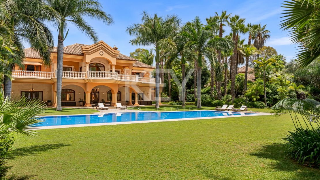 Villa Travertino: lujosa villa junto a la playa en venta en Guadalmina Baja