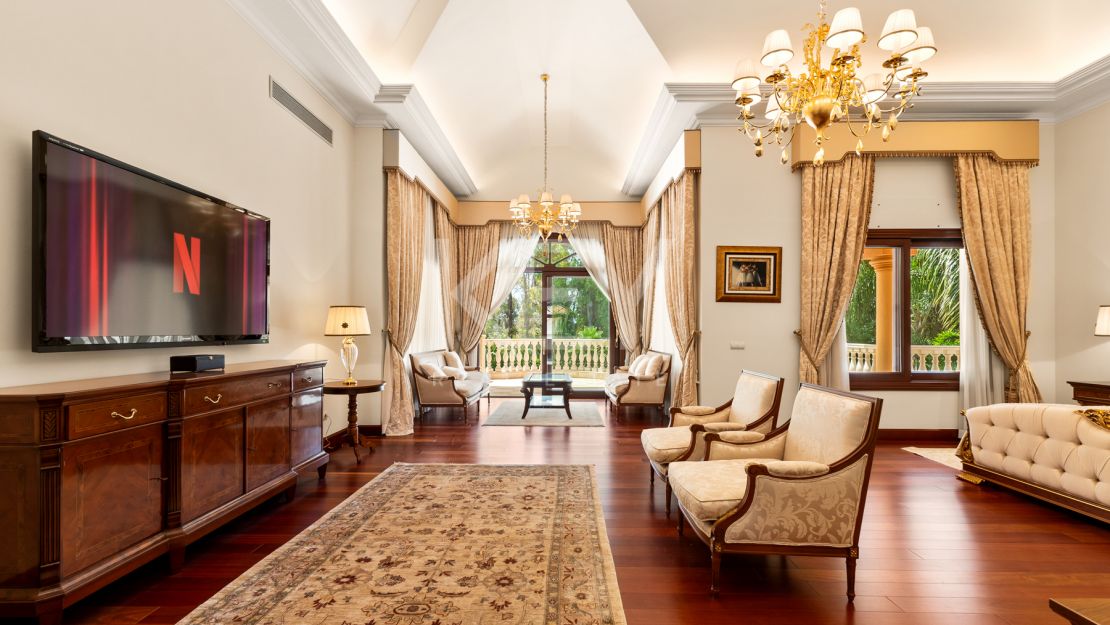 Villa Travertino: lujosa villa junto a la playa en venta en Guadalmina Baja