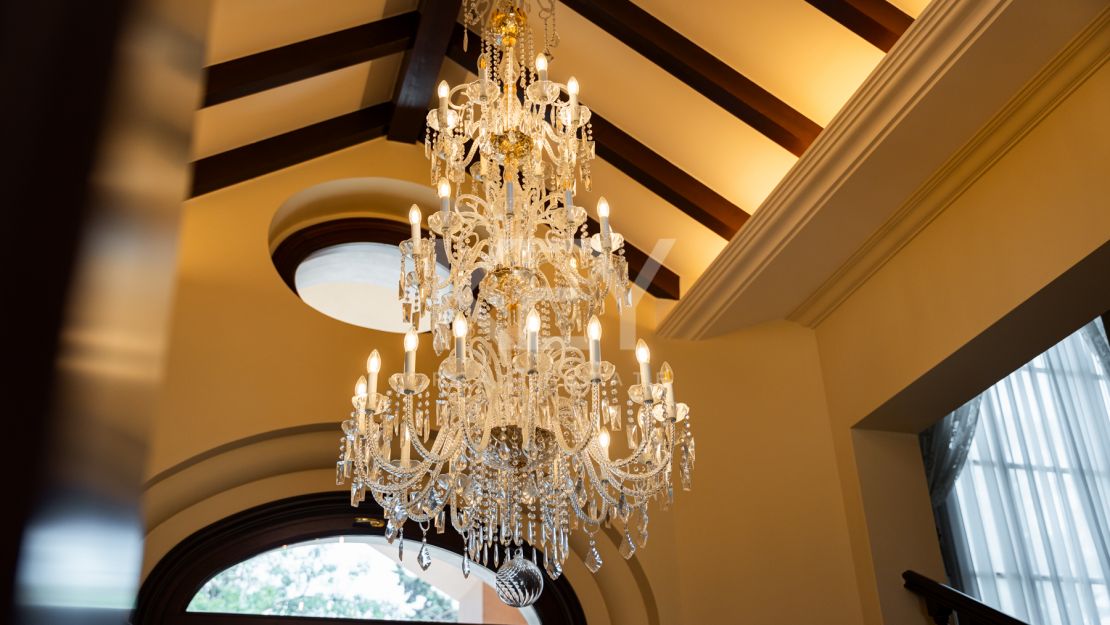 Villa Travertino: lujosa villa junto a la playa en venta en Guadalmina Baja