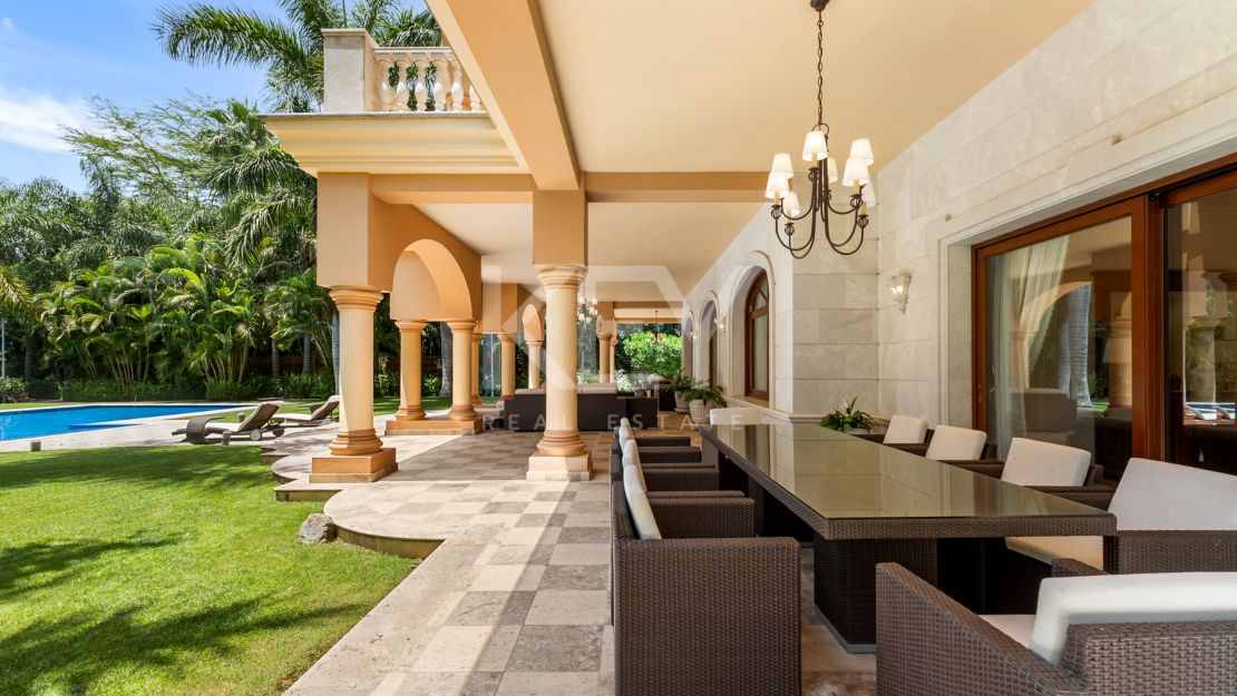 Villa Travertino: lujosa villa junto a la playa en venta en Guadalmina Baja