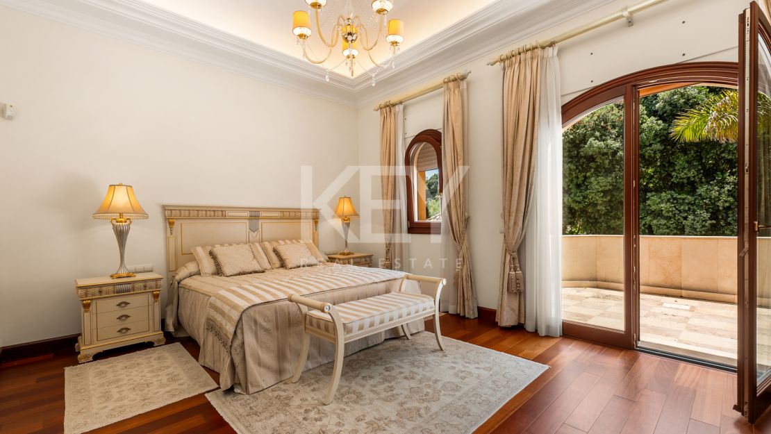 Villa Travertino: lujosa villa junto a la playa en venta en Guadalmina Baja