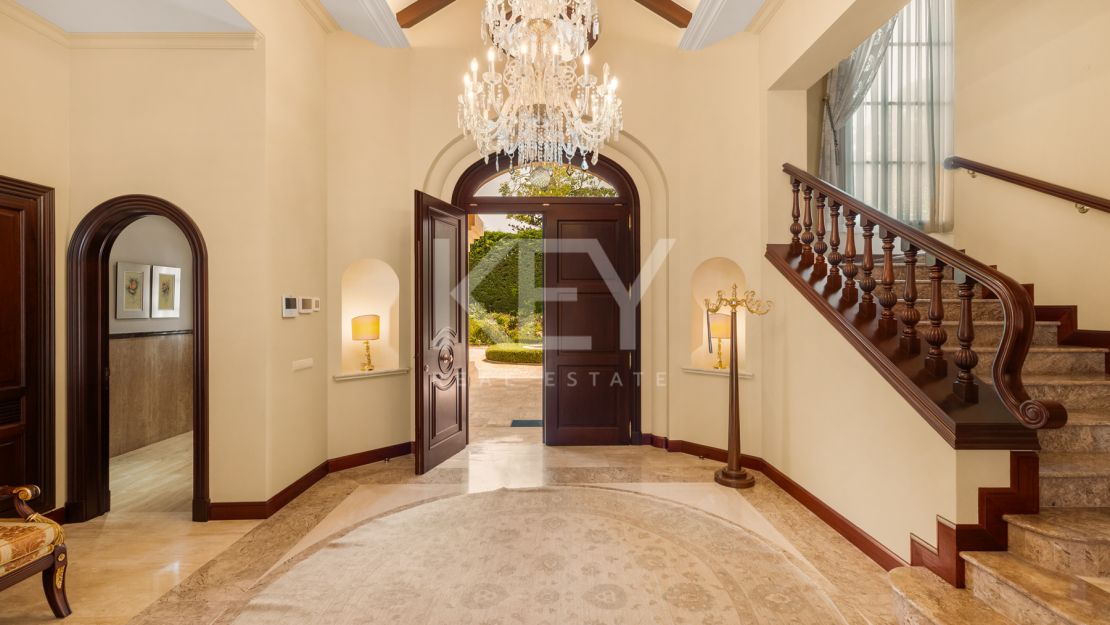 Villa Travertino: lujosa villa junto a la playa en venta en Guadalmina Baja