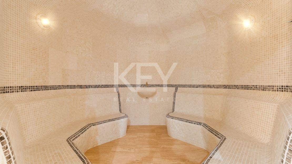 Villa Travertino: lujosa villa junto a la playa en venta en Guadalmina Baja