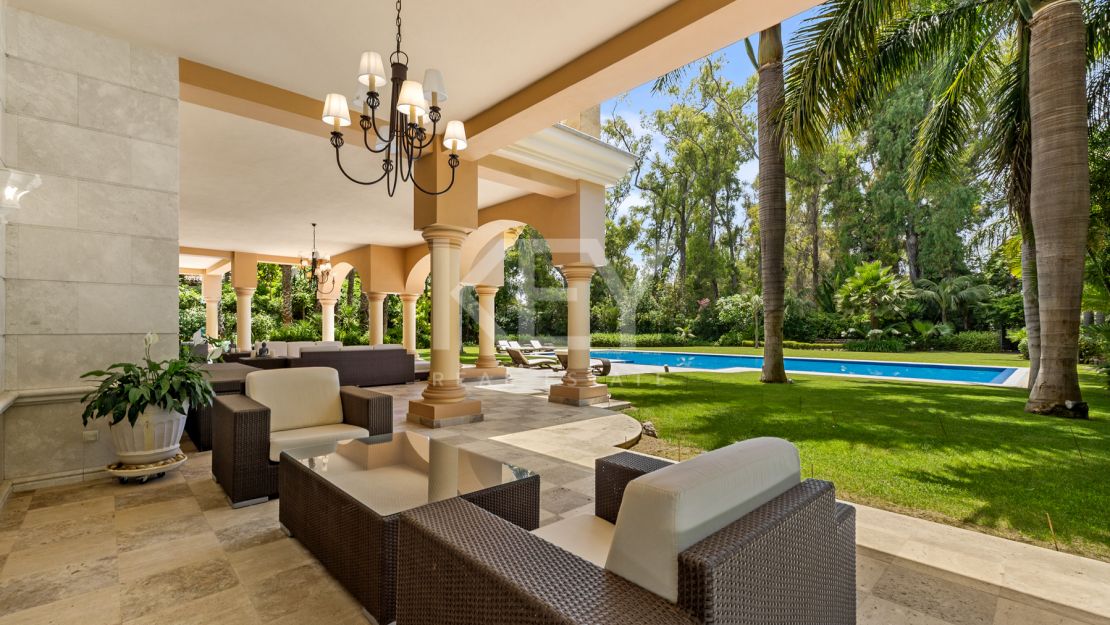 Villa Travertino: lujosa villa junto a la playa en venta en Guadalmina Baja