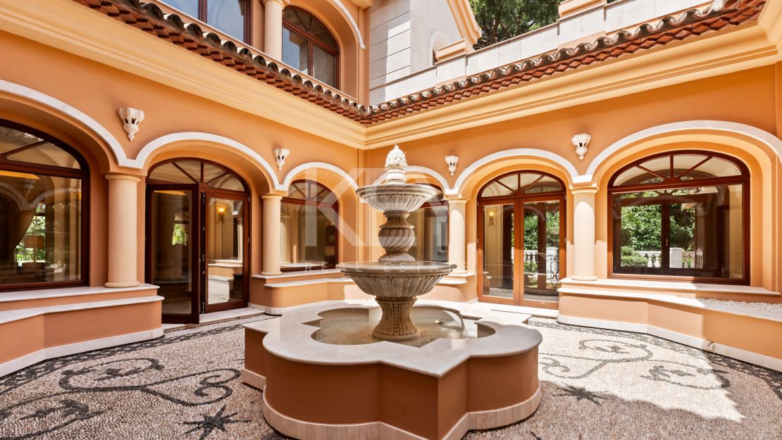 Villa Travertino: lujosa villa junto a la playa en venta en Guadalmina Baja