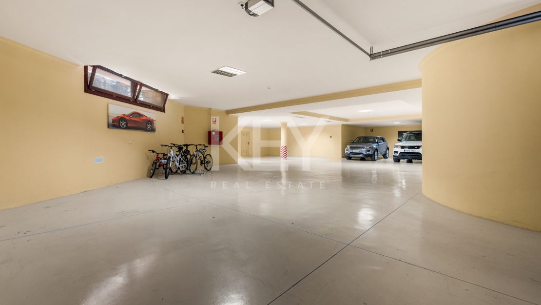 Villa Travertino: lujosa villa junto a la playa en venta en Guadalmina Baja