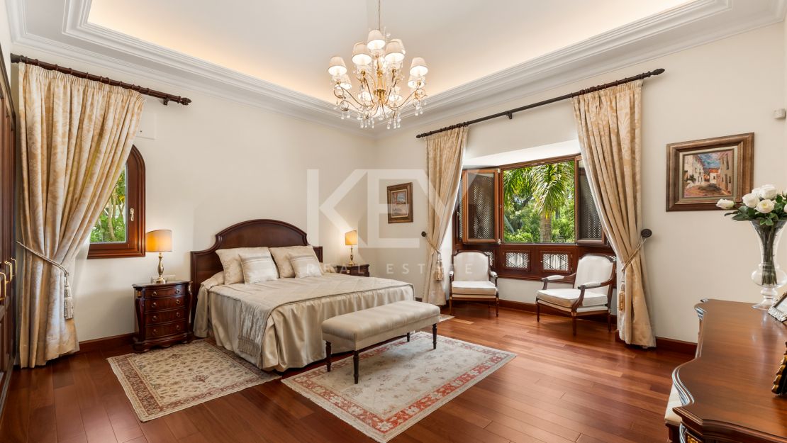 Villa Travertino: lujosa villa junto a la playa en venta en Guadalmina Baja