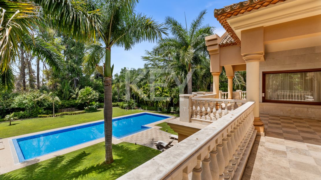 Villa Travertino: lujosa villa junto a la playa en venta en Guadalmina Baja