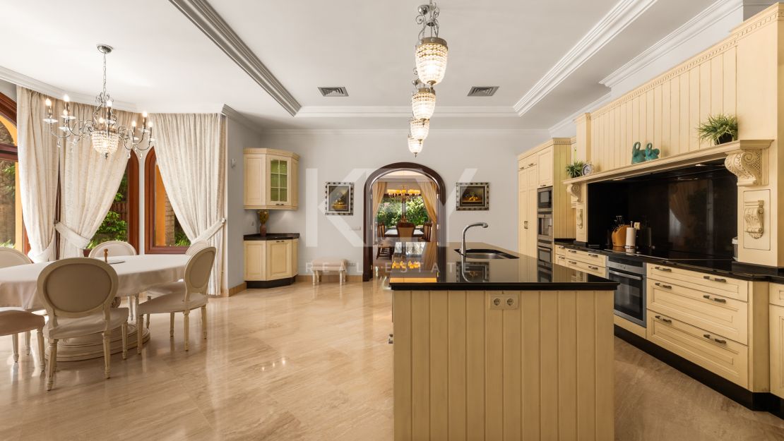 Villa Travertino: lujosa villa junto a la playa en venta en Guadalmina Baja