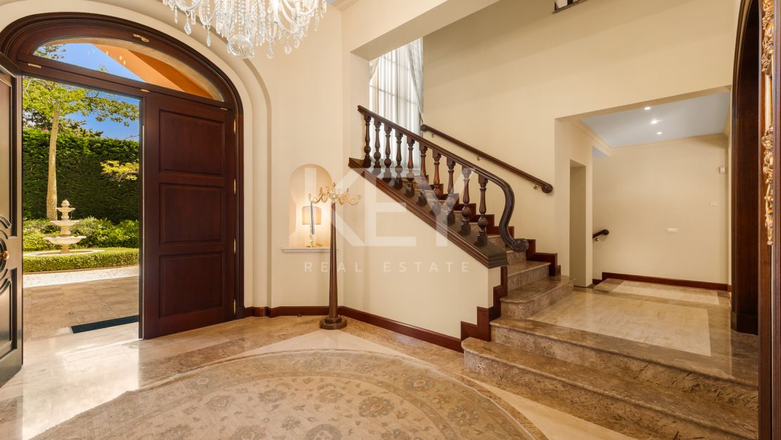 Villa Travertino: lujosa villa junto a la playa en venta en Guadalmina Baja