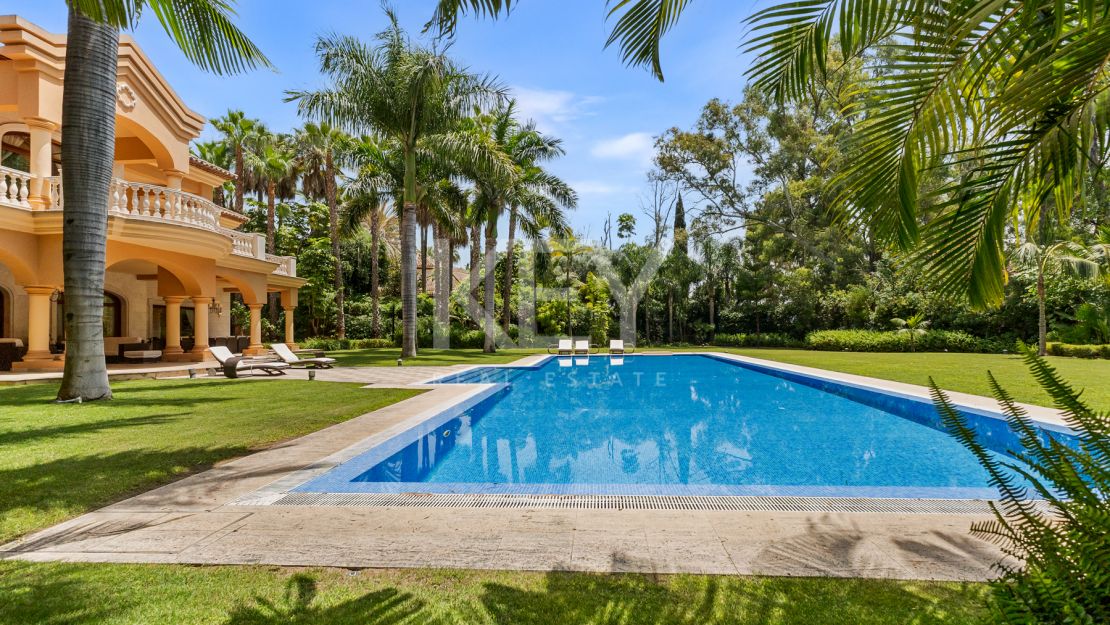 Villa Travertino: lujosa villa junto a la playa en venta en Guadalmina Baja