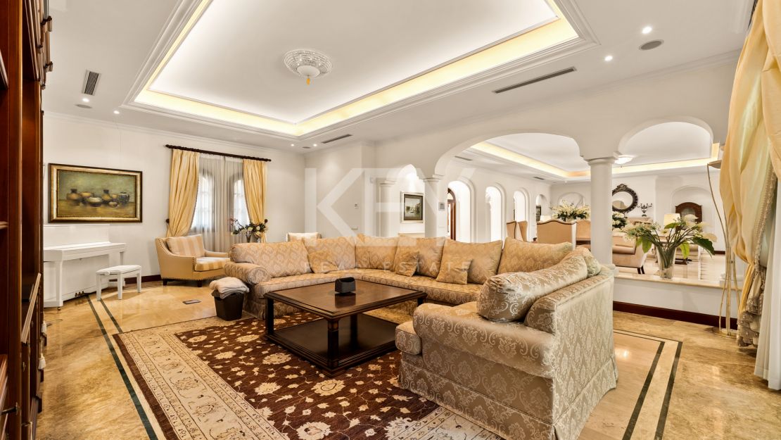 Villa Travertino: lujosa villa junto a la playa en venta en Guadalmina Baja