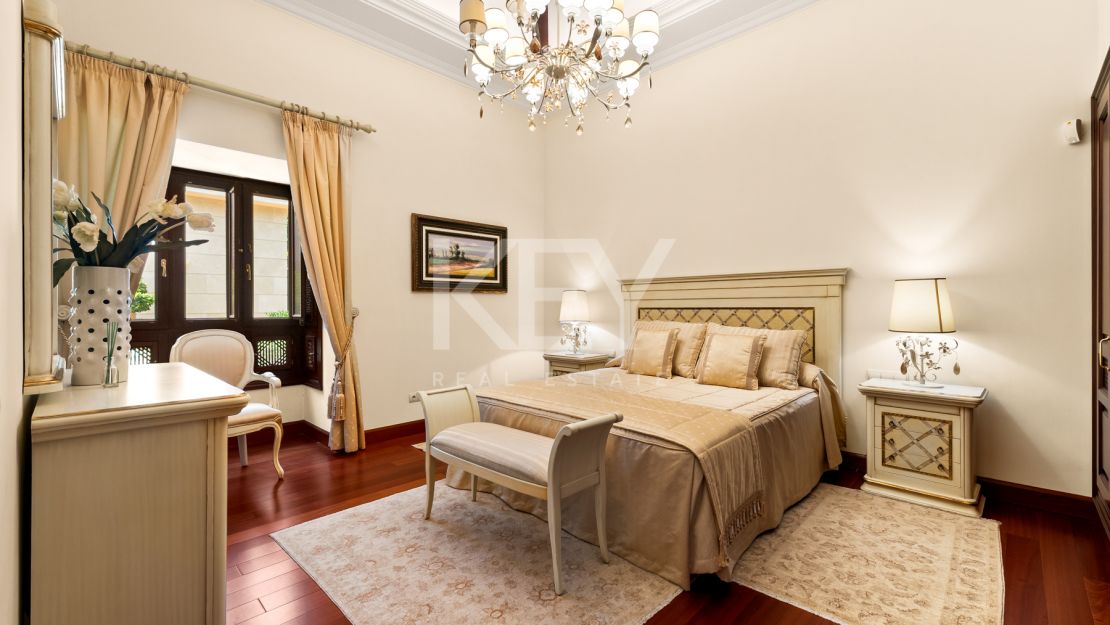 Villa Travertino: lujosa villa junto a la playa en venta en Guadalmina Baja