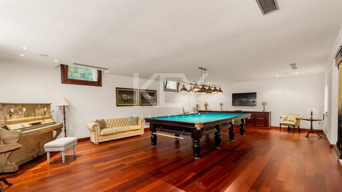 Villa Travertino: lujosa villa junto a la playa en venta en Guadalmina Baja