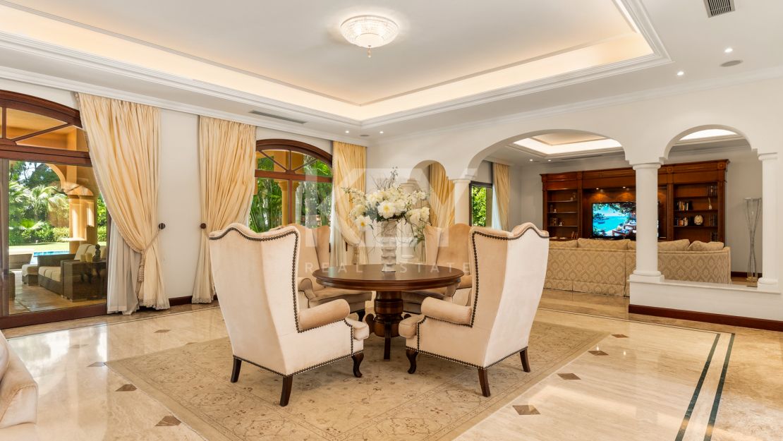 Villa Travertino: lujosa villa junto a la playa en venta en Guadalmina Baja