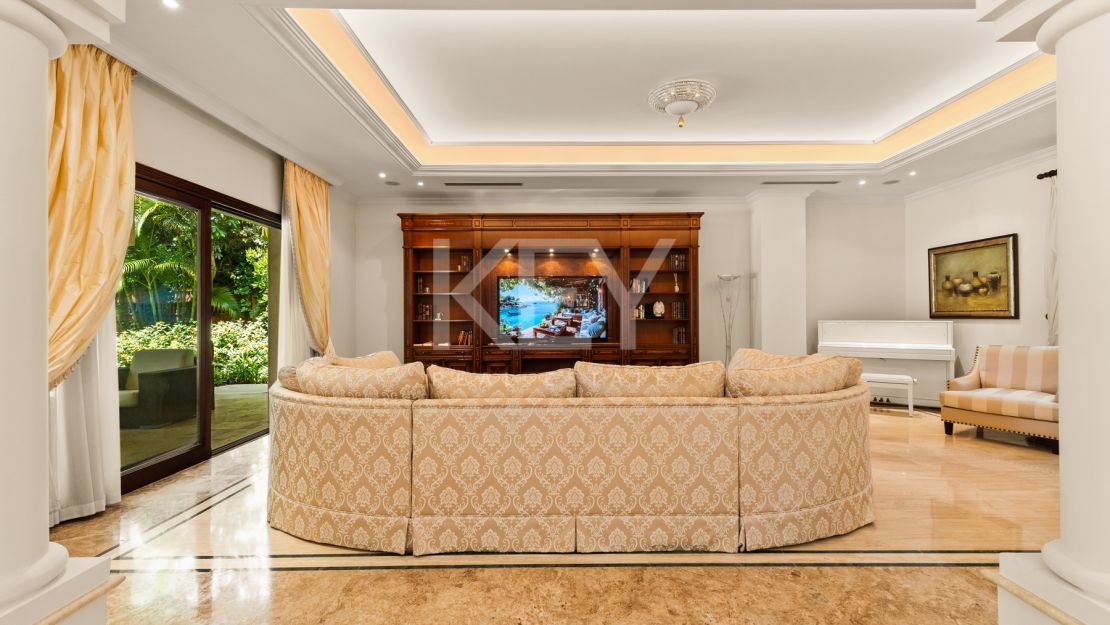 Villa Travertino: lujosa villa junto a la playa en venta en Guadalmina Baja