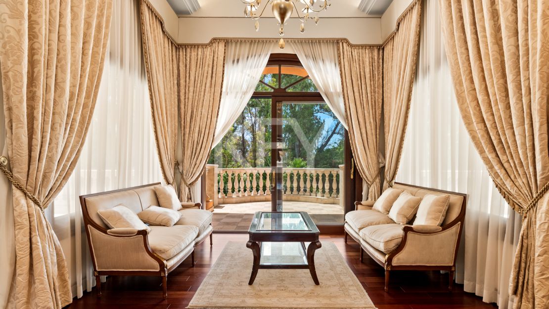 Villa Travertino: lujosa villa junto a la playa en venta en Guadalmina Baja