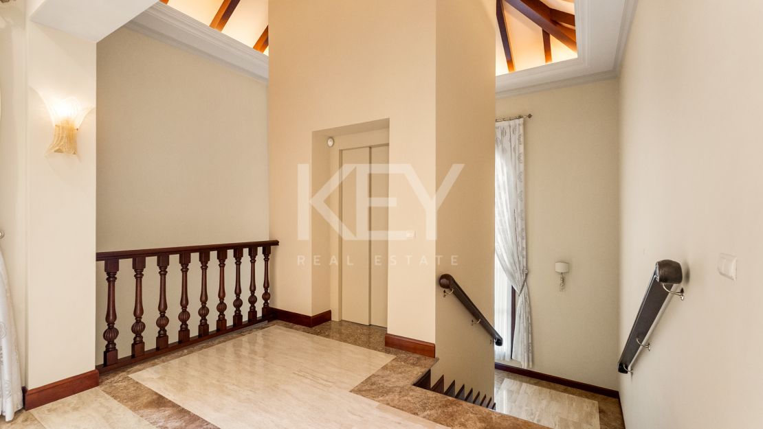 Villa Travertino: lujosa villa junto a la playa en venta en Guadalmina Baja