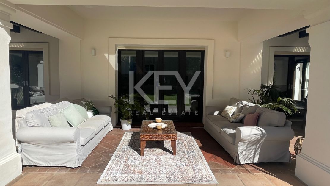 Impresionante villa en alquiler junto a la playa en Casasola, Estepona