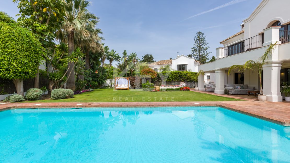 Impresionante villa en alquiler junto a la playa en Casasola, Estepona