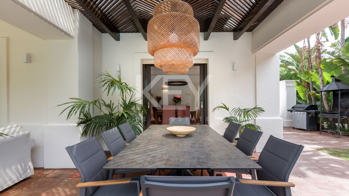 Impresionante villa en alquiler junto a la playa en Casasola, Estepona