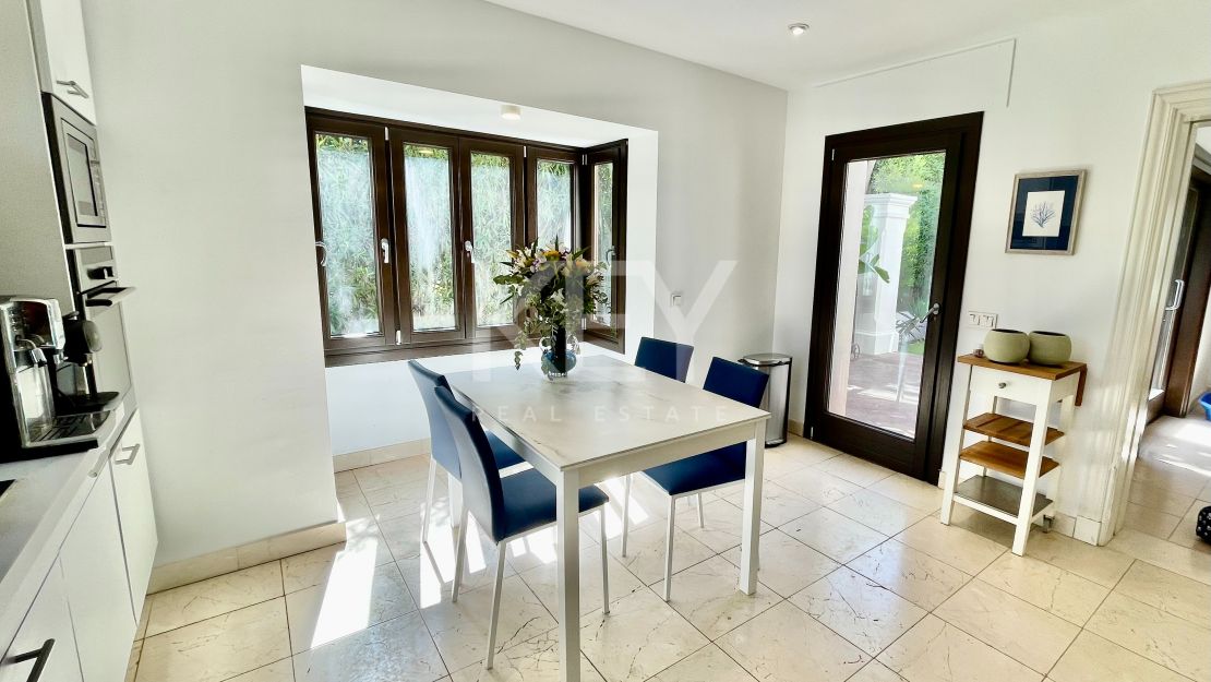 Impresionante villa en alquiler junto a la playa en Casasola, Estepona