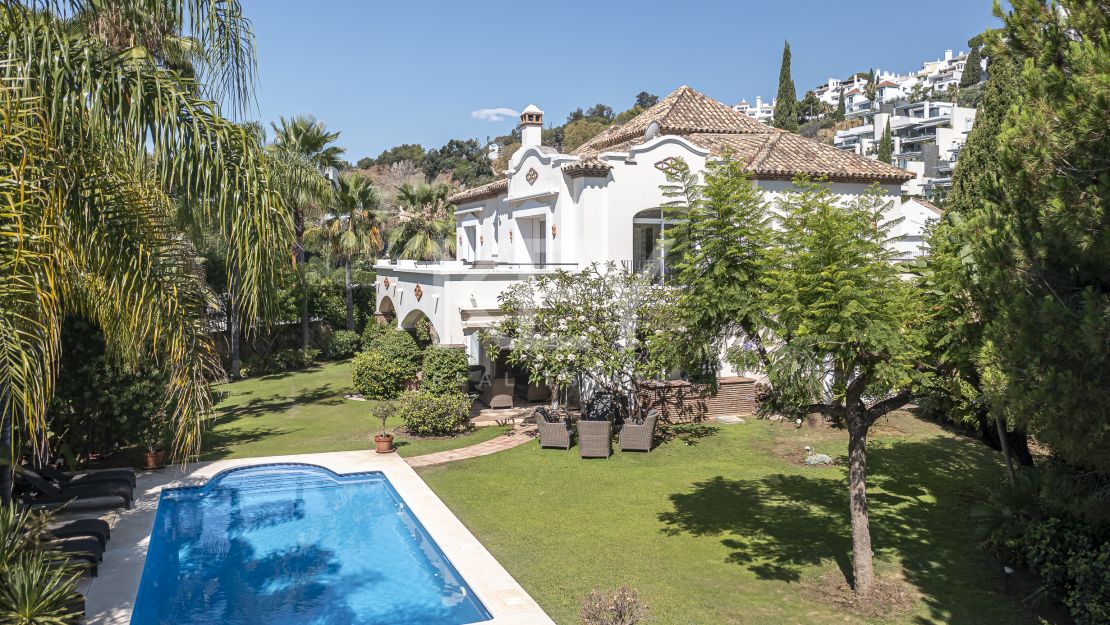 Villa andaluza clásica con privacidad y vistas al golf en La Reserva de La Quinta