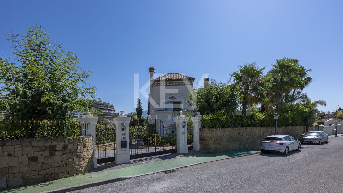 Villa andaluza clásica con privacidad y vistas al golf en La Reserva de La Quinta