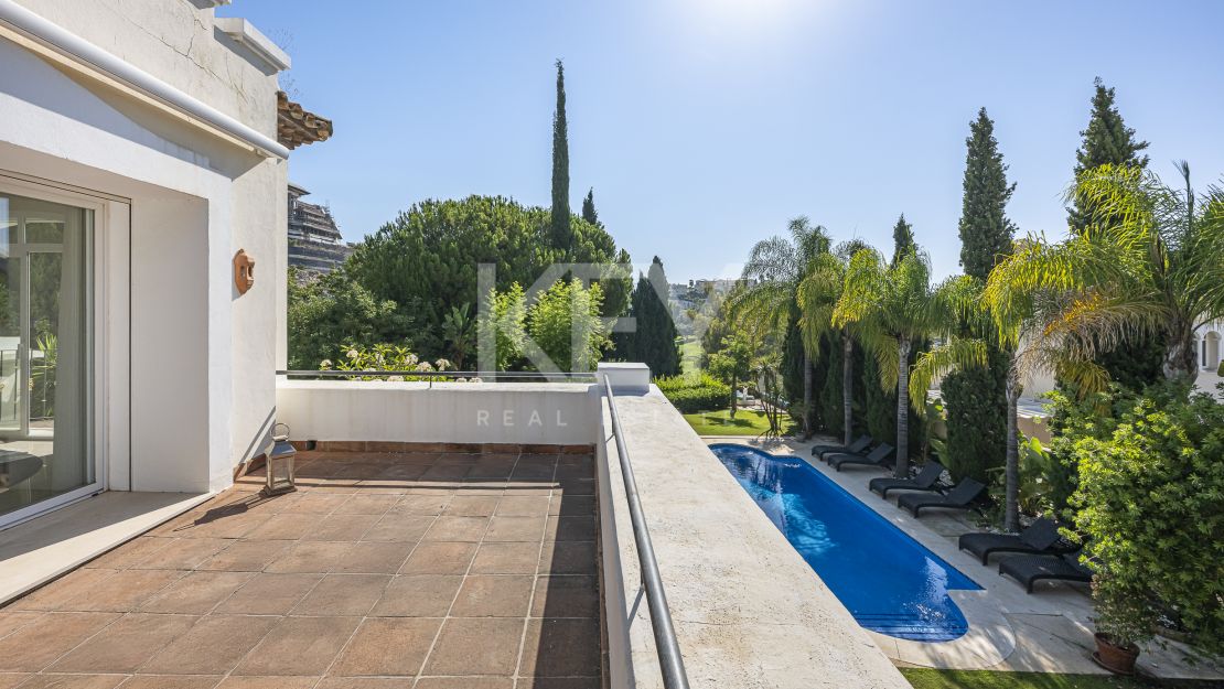 Villa andaluza clásica con privacidad y vistas al golf en La Reserva de La Quinta
