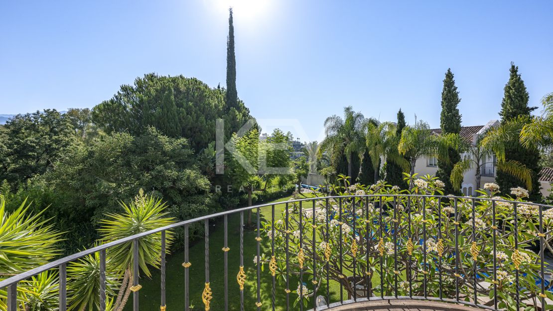 Villa andaluza clásica con privacidad y vistas al golf en La Reserva de La Quinta
